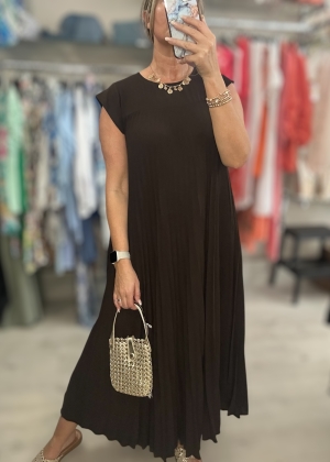 brownpleateddress 