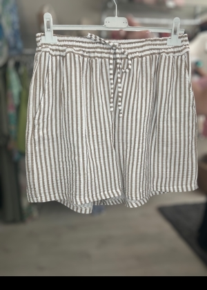 beigestripeshorts Thumb