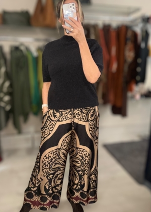 printedblacktrouser