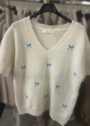 whiteknitwithbluebow