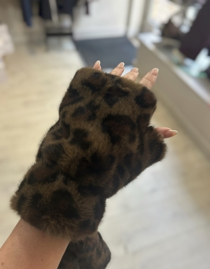 leopardprintfauxfurhandwarmer