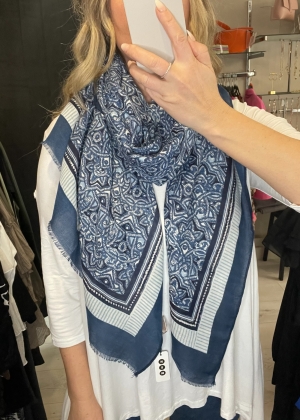 navyprintscarf