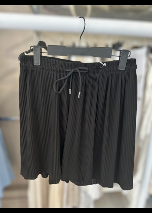 blackpleatedshorts